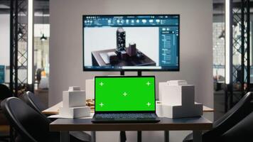 vacío espacio de trabajo con Bosquejo monitor preparado para un real inmuebles equipo, presentando digital software planos y 3d arquitectónico modelos urbano planificación a gestionar alojamiento proyectos para crecimiento. video