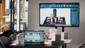 rena tömma arbetsyta av en verklig egendom arkitektur fast med planera dokument, strukturell mönster och digital verktyg Begagnade för urban utveckling och bostads- projekt avrättning. video