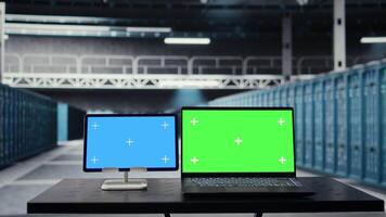 isoliert Bildschirm Tablette und Attrappe, Lehrmodell, Simulation Laptop im Daten Center tun Software Aktualisierung. Chroma Schlüssel Laptop und Gerät im Server Bauernhof optimieren Infrastruktur Supercomputer Aufbau video