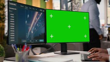 ingenjör utseende på kraft rader analys instrumentbräda på isolerat skärm pc som visar metrik. afrikansk amerikan kvinna användningar attrapp dator i kontor Begagnade till analysera överföring torn sensor data, kamera b video