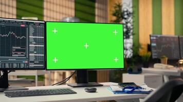 stock marknadsföra metrik diagram visas på grön skärm dator visa i investering fast kontor. arbetsstation i forex företag arbetsyta med leva finansiell data synlig på krom nyckel pc video