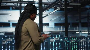 datos centrar programador usos tableta a desarrollar desastre recuperación planes, minimizando falta del tiempo. eso profesional caminando en servidor granja, mejorando datos proteccion protocolos utilizando dispositivo, cámara si video