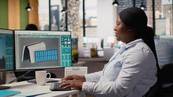 ingeniero en oficina desarrolla innovador solar motorizado dispositivo utilizando avanzado materiales y diseños rd Departamento experto creando solar artilugio a mejorar ambiental conservación eficiencia, cámara si video