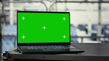 mockup laptop in server kamer met machine aan het leren technologie detecteren gegevens patronen. geïsoleerd scherm notitieboekje in gegevens centrum zorgen voor snel gegevens toegang en overdracht tarieven voor ai verwerken video