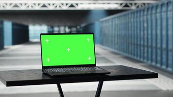 groen scherm laptop gebruikt naar Doen jaarlijks controle naar verlengen gegevens centrum elektronica leven span en vermijden stilstand. mockup notitieboekje in server kamer toezicht houden infrastructuur installaties, voorkomen loopt vast video