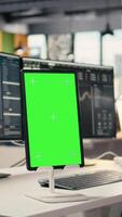 vertikal stänga upp av isolerat skärm läsplatta visning stock marknadsföra grafer i Proprietär fast kontor. attrapp enhet på mäkleri arbetsyta skrivbord Begagnade för stock utbyta analys och strategi planera video