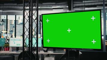 tömma styrelserum med grön skärm och Avancerad digital verktyg antyda på företag utveckling, prognostisering genom strategisk planera och data analys i ett tömma kontor. projekt dagordning. video