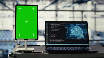 groen scherm tablet in server kamer met machine aan het leren technologie detecteren gegevens patronen. chroma sleutel apparaat in gegevens centrum zorgen voor snel gegevens toegang en overdracht tarieven voor ai verwerken video