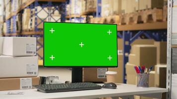 tömma lager med attrapp visa på dator övervaka, idealisk för logistik eller spårning programvara eller e-handel instrumentpaneler. omgiven förbi hyllor, kuggstänger och lådor för beställa bearbetning. video