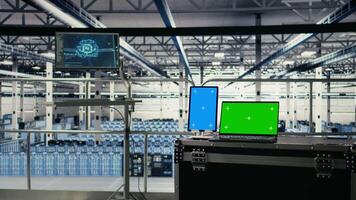 groen scherm notitieboekje en mockup tablet in industrieel gegevens centrum gebruik makend van kunstmatig intelligentie- technologie. diep aan het leren tech Aan geïsoleerd scherm apparaat en chroma sleutel laptop in server kamer video