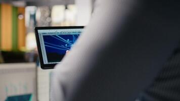 stänga upp av ingenjör använder sig av läsplatta till design kraft linje torn i kontor. rd avdelning specialist användningar cad programvara på enhet till optimera överföring torn system, kamera en video