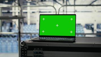 kunstmatig intelligentie- technologie Aan groen scherm notitieboekje in hoog tech gegevens centrum. machine aan het leren tech Aan mockup laptop in server kamer behandeling vragen gebruik makend van hardware tuigage video