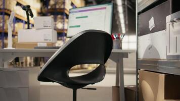 magasin med enorm Plats för förpackning och frakt spårning med en spårning programvara, rena miljö stödjande stor skala logistik, e-handel frakt och handelsvaror awb bearbetning, video