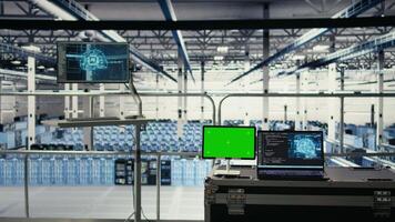 mockup apparaat in gegevens centrum met supercomputers uitrusting gebouwd voor kunstmatig intelligentie- voorspelling modellen. groen scherm tablet in server kamer met neurale netwerken tech detecteren gegevens patronen video