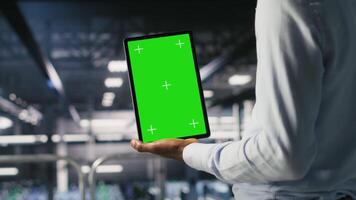 dati centro ingegneri su industriale piattaforma utilizzando isolato schermo dispositivo, collaboratore su compiti. server centro lavoratori visualizzare grande linguaggio modello architettura utilizzando croma chiave tavoletta video