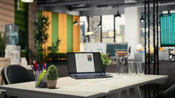 tömma företag Plats med en bärbar dator som visar CV sökande innan jobb intervju, Plats Begagnade för de rekrytering bearbeta och granskning kvalifikationer eller över arbete erfarenhet till justera med vakans. video