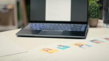 moderno escritorio con ordenador portátil en vacío oficina muestra solicitante CV antes de contratación entrevista, oficina usado para el reclutamiento proceso y revisando calificaciones o trabajo experiencia a alinear con posición. video