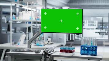 krom nyckel övervaka i tömma forskning labb redo för vetenskapsmän till Börja testning, terar data monitorer och molekyl modeller symboliserar bioteknik, läkemedel utveckling och framsteg i vetenskap. video