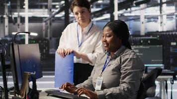 Lycklig data Centrum chef nöjd förbi arbete Gjort förbi team integrering ai automatisering verktyg i infrastruktur underhåll. leende handledare nöjd förbi arbetstagare uppgradering maskin inlärning modeller, kamera en video