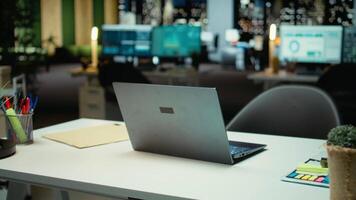 vacío sala del consejo en un multinacional empresa muestra digital gráficos, perspectivas y analítica en computadora pantallas corporativo espacio encarna profesional visión, estrategia y negocio desarrollo. video