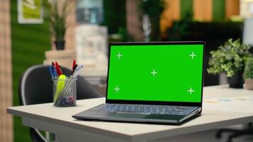 Attrappe, Lehrmodell, Simulation Bildschirm auf Laptop Laufen Chroma Schlüssel im ein leeren Geschäft Arbeitsplatz, Mensch Ressourcen Abteilung Büro Raum bereit zum Einstellung Verfahren, Interviews und Werdegang Entwicklung. Chroma Taste. video