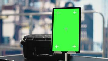 vertikal grön skärm läsplatta på borrning pråm visning underhåll instrumentbräda, övervakning maskineri. attrapp enhet på offshore plattform däck digital analyserar prestanda metrik, panorering skott video