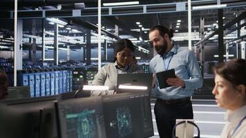 servidor cubo supervisor supervisando computadora científicos mejorando neural red algoritmos datos centrar gerente revisando actuación de empleados haciendo chequeo en infraestructura, cámara un video