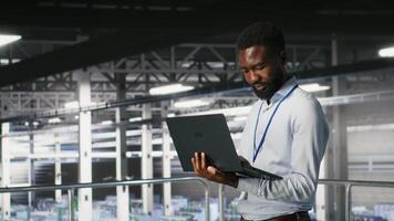 dati centro ingegneria squadra su industriale piattaforma collaboratore per mantenere lama server. tecnici coordinamento infrastruttura compiti per supporto macchina apprendimento automatizzazione di infrastruttura video