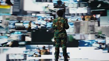 militär befälhavare i krig kommunicerar fiende aktivitet till trupper, följande dem använder sig av videovägg. militär avsändare bär headsetet tala handla om fiende hot sett på digital visa, kamera en video