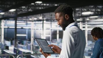 dati centro programmatori su industriale piattaforma controllo Linee di codice, collaboratore su compiti. server centro esso specialisti visualizzare grande linguaggio modello architettura utilizzando tavoletta e pc video