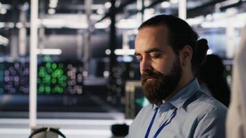 leende data Centrum tekniker använder sig av pc till övervaka neuralt nätverk ai llm visualisering. server rum arbetstagare använder sig av dator till övervaka riggar driver maskin inlärning processer, kamera en video