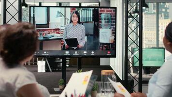 rekrytering bearbeta fortsätter som en jobb sökare deltar i ett uppkopplad intervju, svar frågor och ansluter med hr anställda på säkra nätverk och skärm delning plattform. kamera b. video