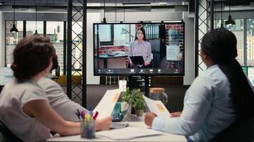 rekrytering bearbeta fortsätter som en jobb sökare deltar i ett uppkopplad intervju, svar frågor och ansluter med hr anställda på säkra nätverk och skärm delning plattform. kamera a. video