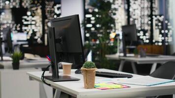 tömma företag kontor sent på natt i en multinationell företag, datorer löpning infographics och grafer beredd för data analys, förvaltning mål Justerat med företags- mål. video