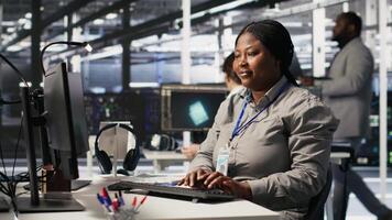 datos centrar computadora científico utilizando ordenador personal a monitor artificial inteligencia visualización. servidor granja eso profesional supervisando aparejos potenciando máquina aprendizaje procesos, cámara un video