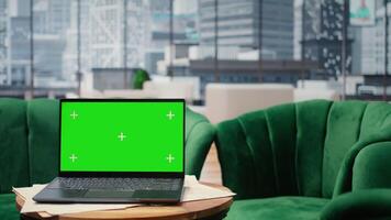 tömma modern arbetsyta med en bärbar dator visa upp kopia Plats på de tabell, företags- kontor utrustad med professionell gadgetar och nätverkande systemet. karriär utveckling och motivering. video