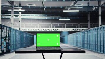 stänga upp av grön skärm bärbar dator i data Centrum Begagnade för inspekterande Utrustning riggar, upprätthålla systemet stabilitet. attrapp anteckningsbok Begagnade till övervaka server nav och configure redskap rackmontering video