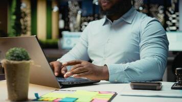 stänga upp av svart arbetstagare korrekturläsning och faktum kontroll finansiell data, granskning arkiveras filer efter timmar i strategi rum. utvärdera rapporter, forska och organisering dagordning. kamera a. video