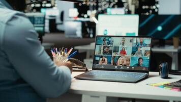 afrikansk amerikan arbetstagare delta en avlägsen webb ring upp på skrivbord använder sig av webbkamera på bärbar dator, interagera med intressenter efter timmar. verkställande assistent utbyte idéer för nätverkande session. kamera b. video