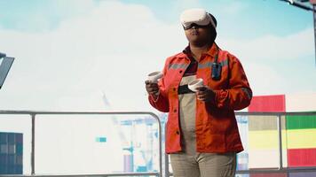 kvinna på offshore plattform däck använder sig av virtuell verklighet tech till configure fartyg förvaltning system för effektiv olja extraktion. borrning rigg fartyg arbetstagare håller på med havsbotten analys använder sig av vr headset, kamera b video
