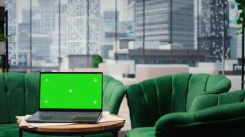 tömma modern lyxig kontor visa upp isolerat visa på bärbar dator, hög slutet arbetsyta utrustad med professionell gadgetar och nätverkande systemet. karriär utveckling och motivering. video