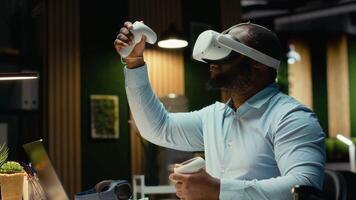 africano americano empleado utilizando ai herramientas con virtual realidad tarde a noche, trabajando difícil en el oficina con vr lentes a garantizar hecho comprobación y previsión proyecciones. estrategia habitación. cámara b. video