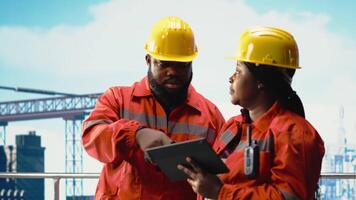 miljö- expert- inspektera offshore plattform operationer för förorening, samordnar via radio. borrning rigg arbetare utvärdera hav förorening, kommunicerar resultat med walkie talkie, kamera b video