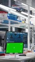 vertikal bioinformatik forskare arbetssätt på grön skärm läsplatta i labb, studerar genomik information. kvinna studier dna strå kartläggning på krom nyckel enhet, bidrar till vetenskaplig innovation, kamera en video