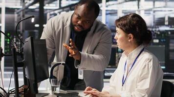 glad data Centrum team ledare ger hög fem till arbetstagare efter framgångsrik infrastruktur uppgradering. nöjd medarbetare fira samarbete prestation under ai system spridning, kamera en video