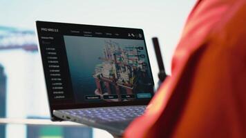 stänga upp av bärbar dator Begagnade förbi borrning rigg arbetstagare till övervaka infrastruktur system. offshore installation chef kalibrerar Utrustning med anteckningsbok enhet programvara, kamera b video