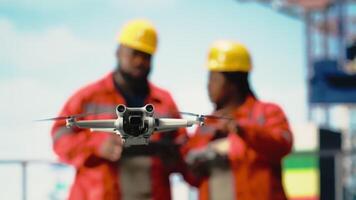 stänga upp av Drönare grej Begagnade förbi borrning rigg tekniker för snabbt Översikt av hård till nå områden. teknik team på offshore fartyg använda sig av avlägsen kontrollera uav för infrastruktur kontroller, kamera b video