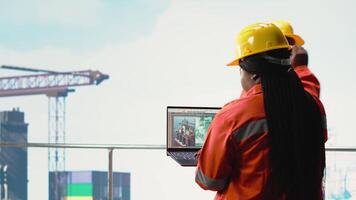 ingenjör använder sig av bärbar dator till analysera geologisk Karta och bestämma optimal offshore borrning platser. borrning rigg arbetstagare korskontroll global data, väljer ny väl installation webbplatser, kamera b video