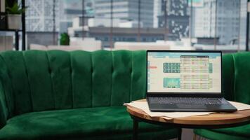 stor data rapporter och grafik visa upp företag företag Framgång, tömma lyxig kontor med en bärbar dator på de tabell. professionell arbetsyta med pc visa löpning trender. video