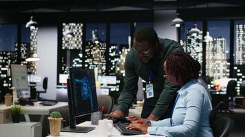 negro equipo de colegas utilizar artificial inteligencia y profético analítica, comprobación inteligente trabajo soluciones y nube informática para adaptado estrategias. ai Ingenieria algoritmos cámara b. video